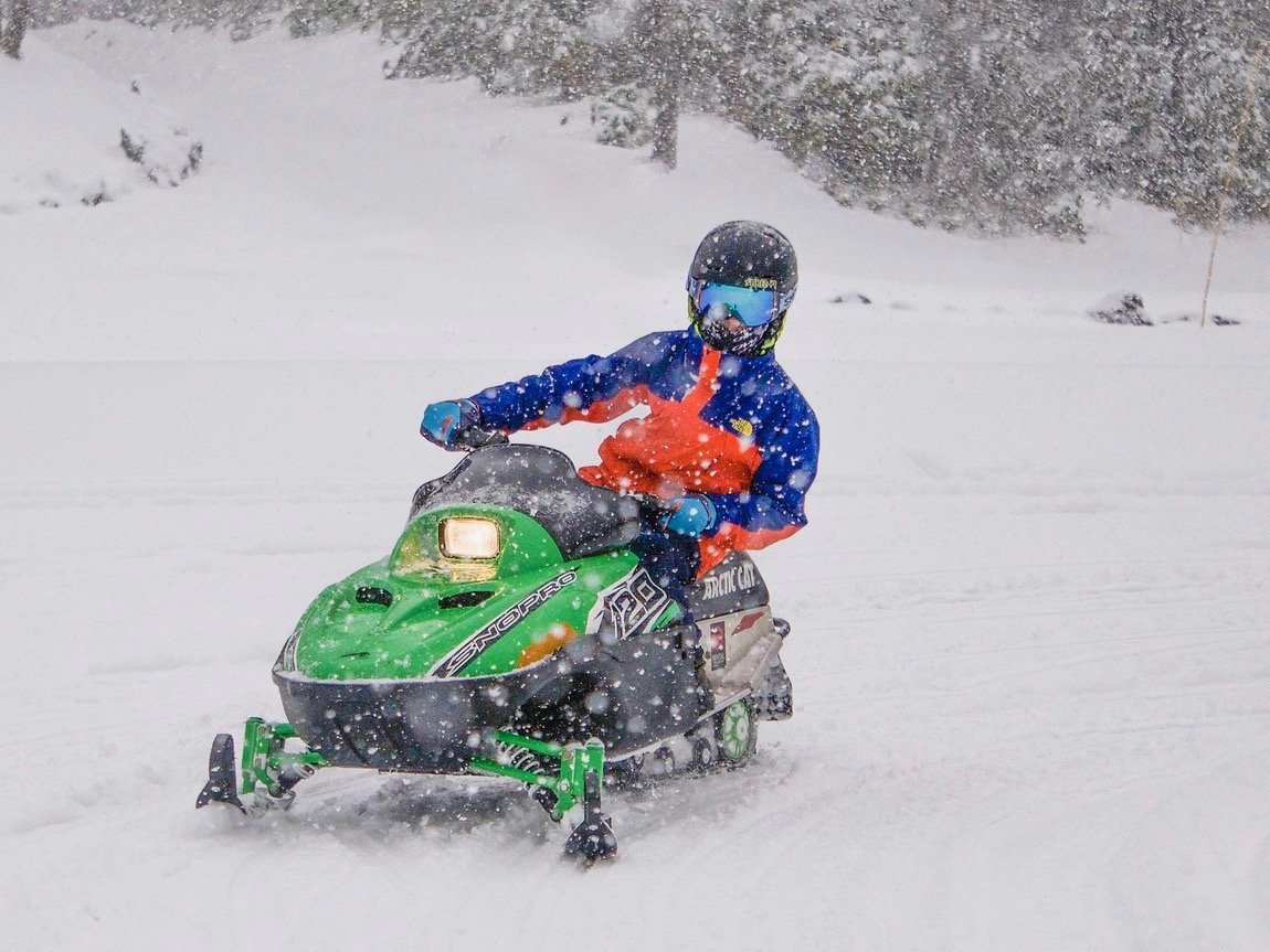 子どもが自分で運転できる キッズスノーモービル始めました Hanazono Niseko Blog